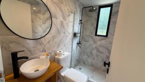 Et badeværelse på Laguna y Tierra + 29 billeder