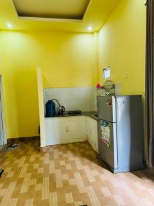 Il comprend une petite cuisine équipée d'un réfrigérateur et d'un comptoir. dans l'établissement Bungalow Tina, à Duong Dong