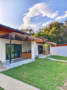 un rendu d'une maison avec un toit de chaume dans l'établissement Ingtara Lanta Villa, à Ko Lanta