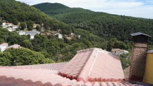 un techo de una casa con una montaña en el fondo en Hospedería Tía María, en Casillas