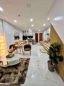 un salon avec un canapé et une table dans l'établissement 3Ks Transient House - Kyle Suite, à Romblon