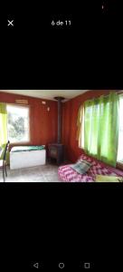 een kleine kamer met een bed en een raam bij Cabañas Loley - a pasos del lago in Puerto Varas