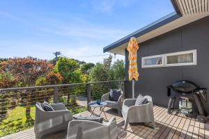 eine Terrasse mit Stühlen und Grill auf einem Deck in der Unterkunft The Lonsdale House in Point Lonsdale