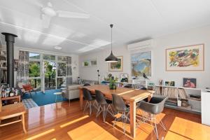 ein Esszimmer und ein Wohnzimmer mit Tisch und Stühlen in der Unterkunft The Lonsdale House in Point Lonsdale
