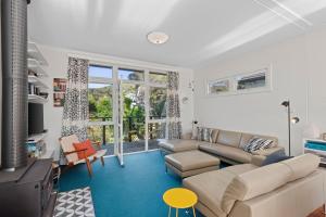 ein Wohnzimmer mit Sofa und Fernseher in der Unterkunft The Lonsdale House in Point Lonsdale