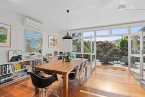 ein Esszimmer mit Tisch und Stühlen in der Unterkunft The Lonsdale House in Point Lonsdale + 6 Fotos
