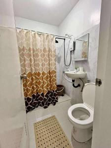 une salle de bain avec une douche avec des toilettes et un lavabo dans l'établissement 3Ks Transient House - Kyle Suite, à Romblon