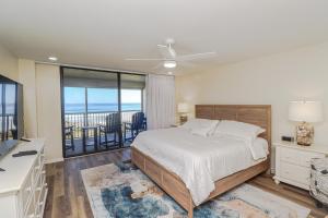 een slaapkamer met een bed en uitzicht op de oceaan bij Sand Dollar 1-202 in St. Augustine +22 foto's