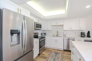 een keuken met witte kasten en roestvrijstalen apparaten bij Sand Dollar 1-202 in St. Augustine
