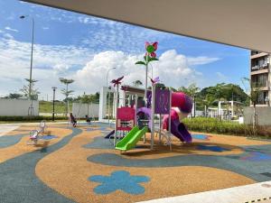 een speeltuin met glijbaan in een park bij Lylinz sierra heights in Pasir Gudang