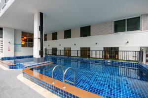 Swimmingpoolen hos eller tæt på Prom Ratchada Hotel