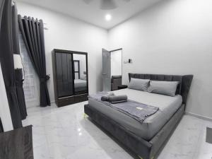 En eller flere senge i et værelse på Maryam Homestay D' Bachok