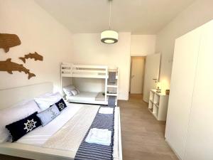 ein Schlafzimmer mit einem Bett und einem Etagenbett in der Unterkunft Apartment in Sassari in Trinità dʼAgultu