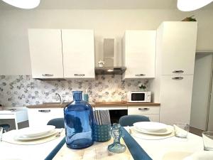 eine blaue Flasche auf einem Tisch in einer Küche in der Unterkunft Apartment in Sassari in Trinità dʼAgultu