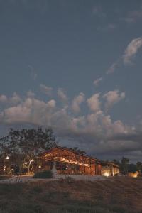 un bâtiment au milieu d'un champ la nuit dans l'établissement Hotel Ambil, à Barichara