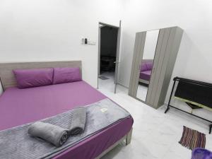 En eller flere senge i et værelse på Maryam Homestay D' Bachok