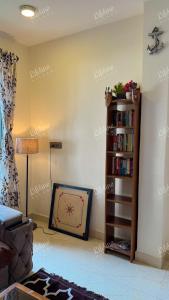 - un salon avec une étagère et un canapé dans l'établissement En-Ocean Luxurious Infinity Pool Villa Overlooking Sea And Beach Touch, à Alibaug