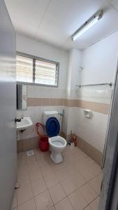 a bathroom with a toilet and a sink at Zuma Homestay in Sungai Buluh
