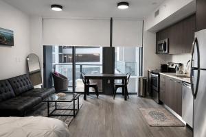 een keuken en woonkamer met een tafel en een bank bij Stylish Studio in Bayside Brickell Miami in Miami