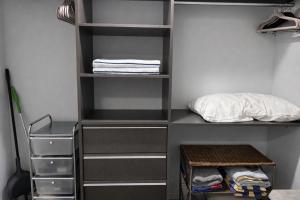 een inloopkast met planken en een bed bij Stylish Studio in Bayside Brickell Miami in Miami +2 foto's