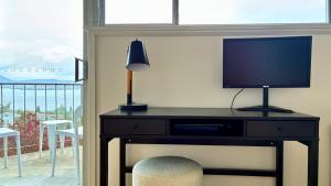 Et tv og/eller underholdning på 3 Bedroom Townhouse - Sandy Bay - Gorgeous View