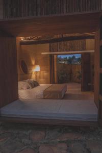 une chambre avec un lit dans une pièce dans l'établissement Hotel Ambil, à Barichara