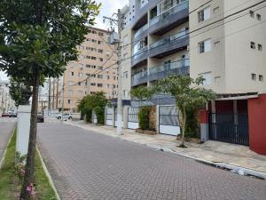 an empty street in a city with tall buildings at Espaço da Paz e Serenidade in Praia Grande