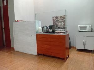 een keuken met een glazen aanrecht met een magnetron bij Departamento in Ilo