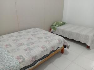 een kamer met 2 bedden en een dekbed bij Departamento in Ilo