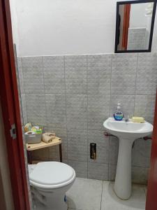 een badkamer met toilet en wastafel bij Departamento in Ilo