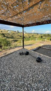 een groep objecten die op de grond onder een dak liggen bij Ecolodge in Potrero de Garay