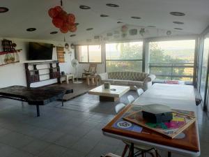 een woonkamer met een bank en een tafel bij Finca Maratón Alto in Calarcá