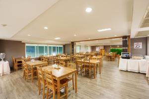 En restaurant eller et andet spisested på Prom Hotel