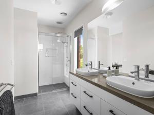 een witte badkamer met twee wastafels en een douche bij Dan's Rise in Mansfield +14 foto's