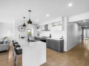 een keuken met een wit aanrecht en een woonkamer bij Dan's Rise in Mansfield