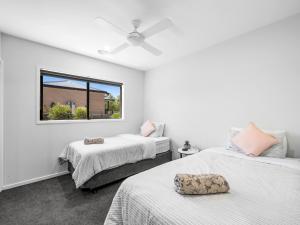 een slaapkamer met twee bedden en een raam bij Dan's Rise in Mansfield