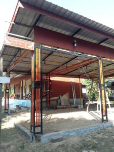 ein Gebäude mit Markise darüber in der Unterkunft Anan guesthouse in Don Det