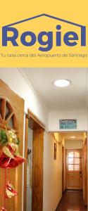 een kamer met een bord op de muur van een gebouw bij Casa Rogiel - Tu espacio familiar cerca del Aeropuerto SCL in Santiago