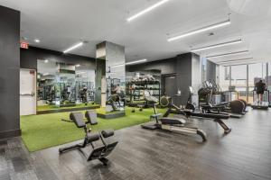 Fitness centrum a/nebo fitness zařízení v ubytování Chique Loft 15 Min from NYC with City View & Pool