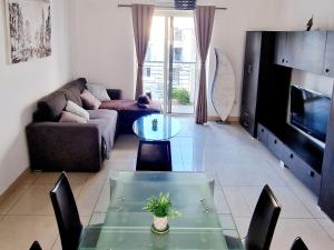 un salon avec un canapé et une table dans l'établissement Welcome to Malta, à Il-Gżira