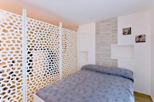 una camera con letto e testata in legno di Monovano in pieno centro a Palermo