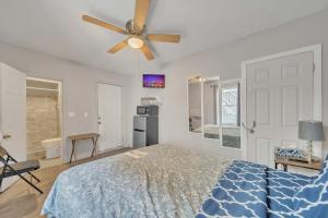 En eller flere senge i et værelse på Cozy Private Suite