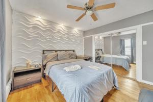 En eller flere senge i et værelse på Cozy Private Suite