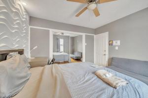 En eller flere senge i et værelse på Cozy Private Suite + 13 billeder