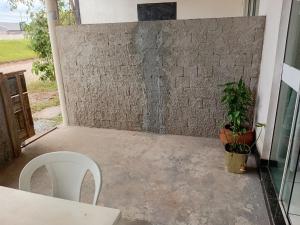 een plant in een pot naast een muur bij Kitnet das férias in Pontal do Paraná +1 foto