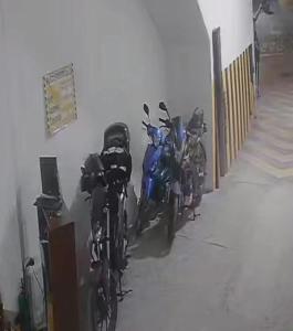 deux motos garées près d'un mur dans l'établissement Hotel yurupary, à Armenia