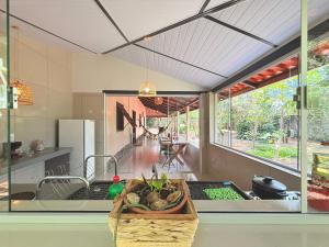 eine Küche mit einem Tisch mit einer Schüssel Gemüse in der Unterkunft Chalé Pequi com Ar-condicionado, Escritório e Natureza in Cavalcante