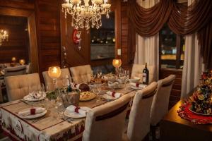 a dining room table with food and a bottle of wine at Casa com Piscina e Jacuzzi, Próxima da Praia Brava in Itajaí