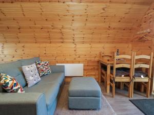 un soggiorno con un divano e un tavolo di Cherry a Ulverston