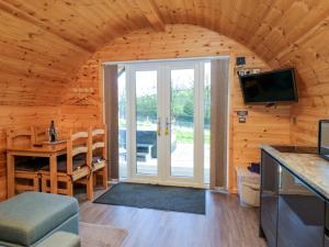 un soggiorno con una porta scorrevole in una baita di tronchi di Cherry a Ulverston